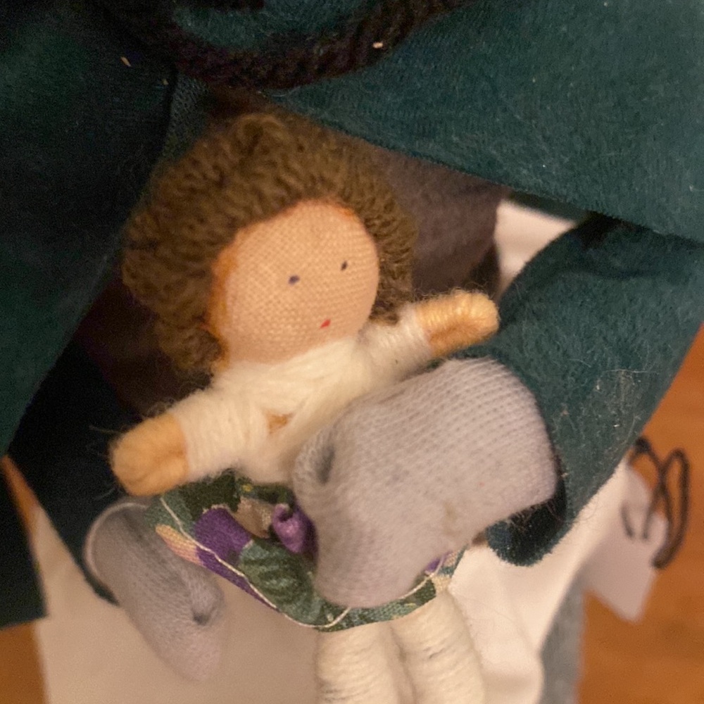 Byer’s Choice Caroler - Picture 4 of 4